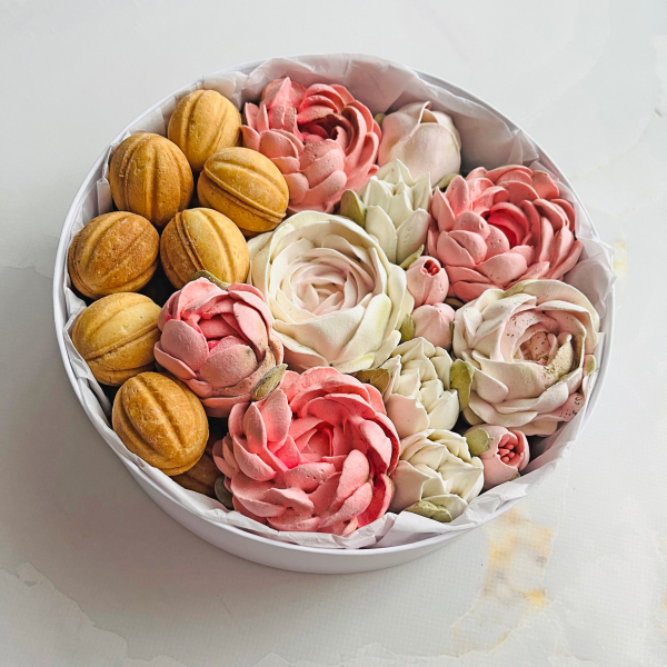 Букет орешки и цветы розовые и белые, 21 см