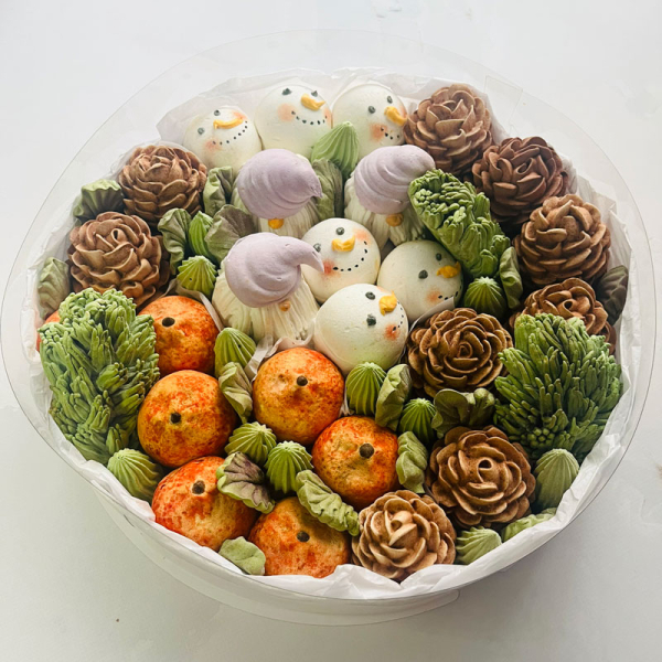 Букет снеговики, гномы, шишки и мандарины в коробке, 30 см