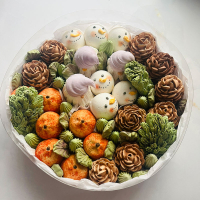 Букет снеговики, гномы, шишки и мандарины в коробке, 30 см