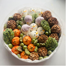 Букет снеговики, гномы, шишки и мандарины в коробке, 30 см