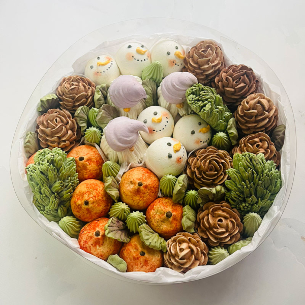 Букет снеговики, гномы, шишки и мандарины в коробке, 30 см